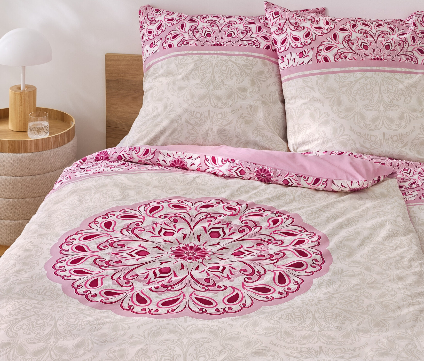 Parure de lit en renforcé avec mandala rose (taille normale) et vert (grande taille).