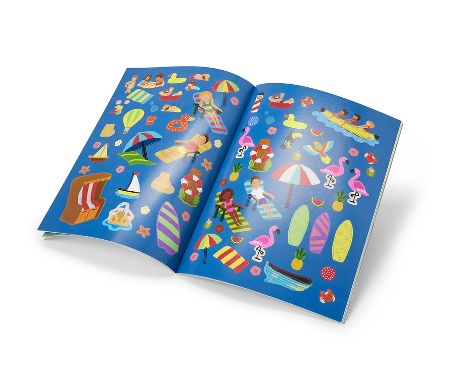 Un livre ouvert "Mon livre d’autocollants « Au bord de la mer »" présente des scènes de plage avec des personnes, des flamants roses, des parasols et des planches de surf.