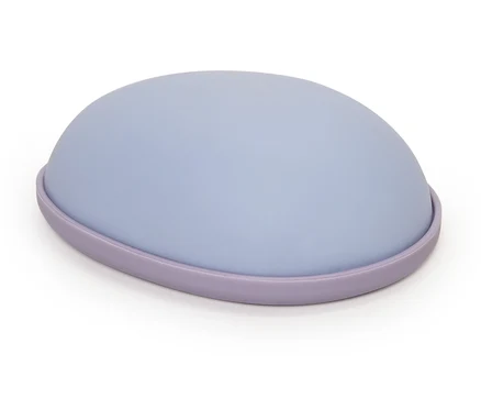 Un repose-poignet bleu avec une bordure violette.