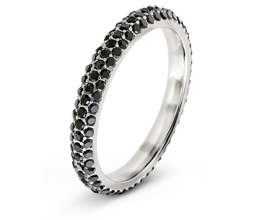 Gros plan d'une bague argentée avec deux rangées de pierres noires.