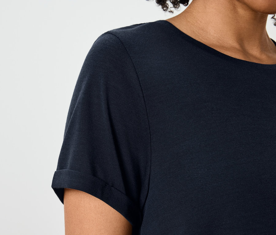 Gros plan sur un t-shirt bleu marine à manches courtes pour femme.
