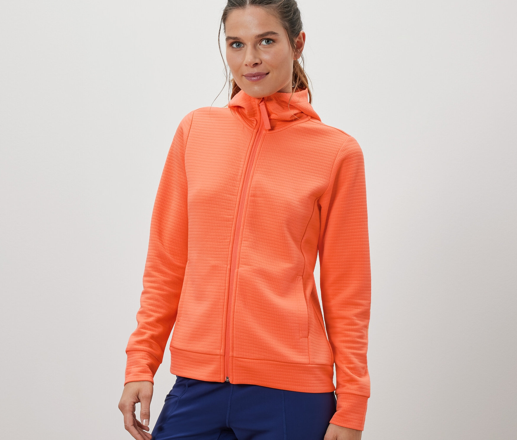 Femme portant une veste fonctionnelle orange.