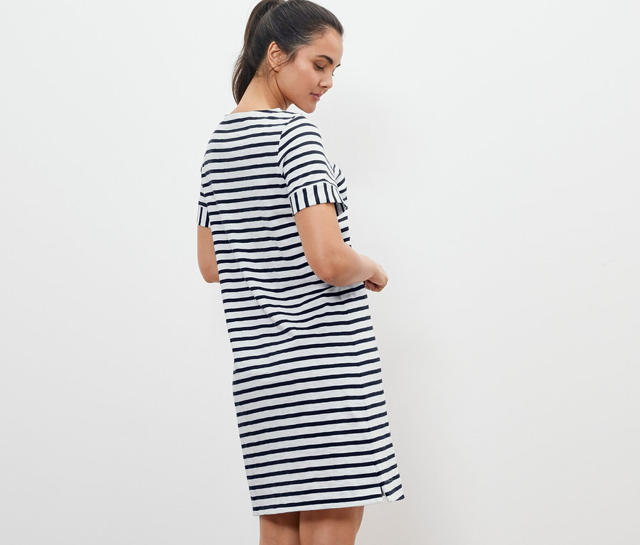 Femme posant dans une jupe en jersey rayé.