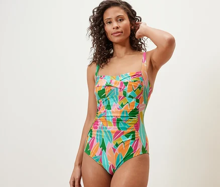 Femme posant dans un maillot de bain modelant multicolore.