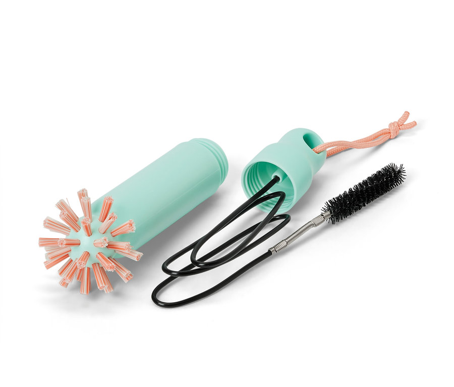Un ensemble de brosses de vidange 2 en 1 démonté : un boîtier bleu clair, une brosse avec des poils orange et une brosse métallique noire.
