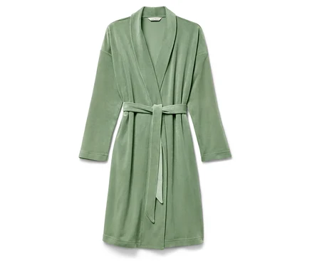 Un peignoir vert avec une ceinture posé sur un fond blanc.