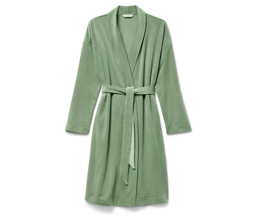 Un peignoir vert avec une ceinture posé sur un fond blanc.