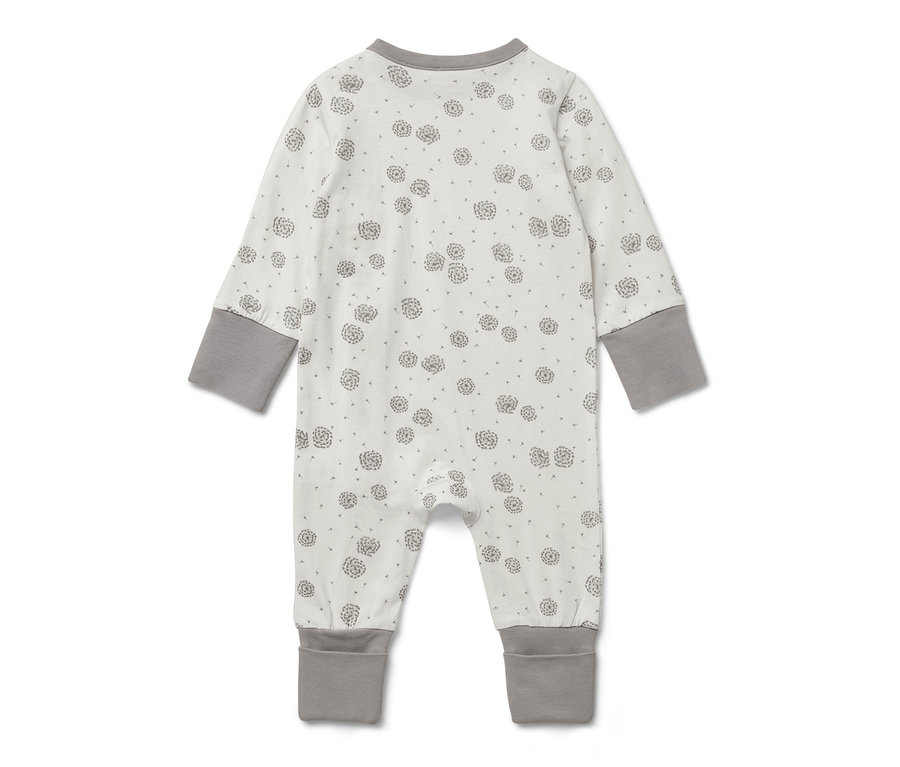 Un pyjama pour bébé imprimé de fleurs.