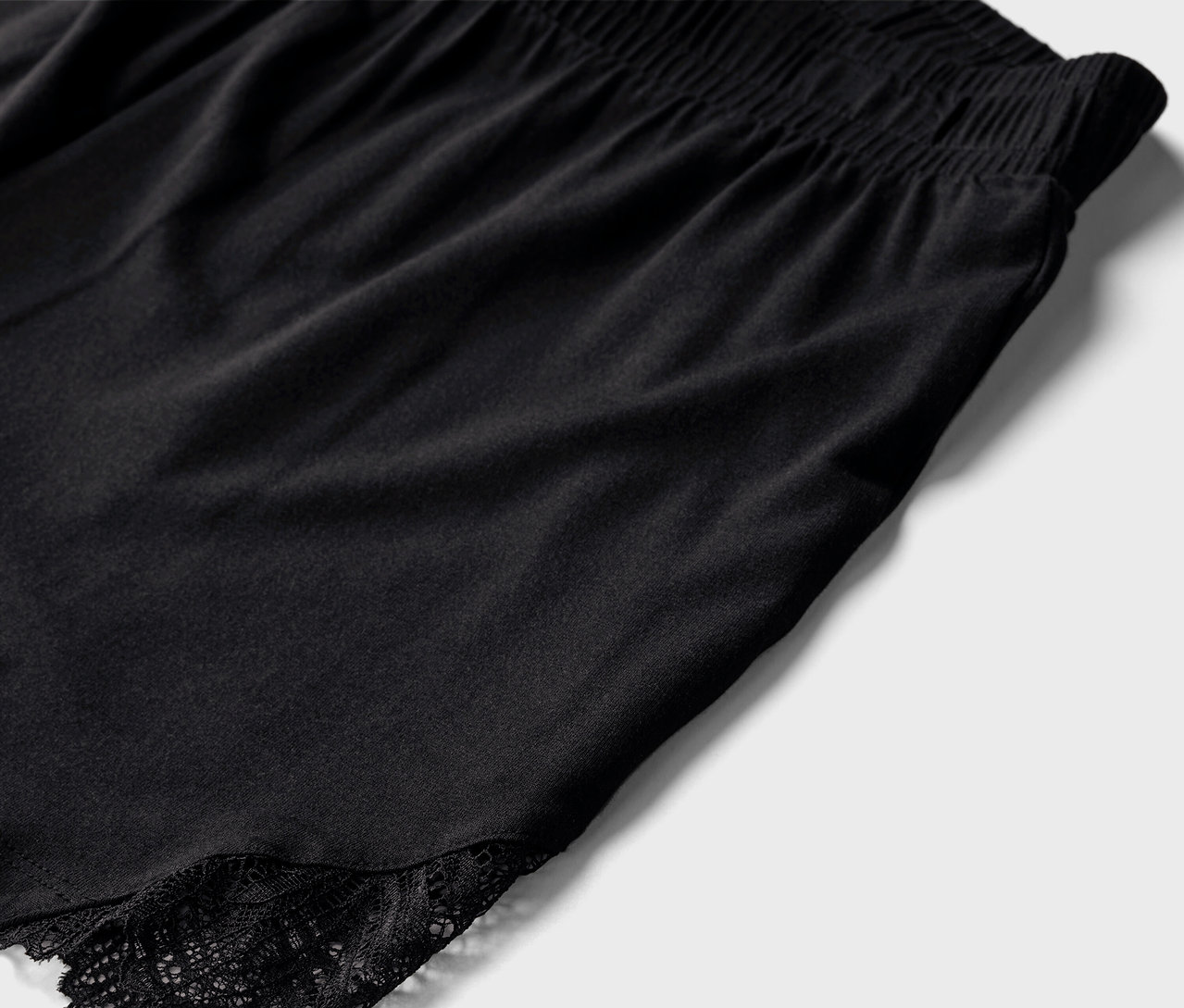 Gros plan sur un shorty de pyjama noir avec de la dentelle.