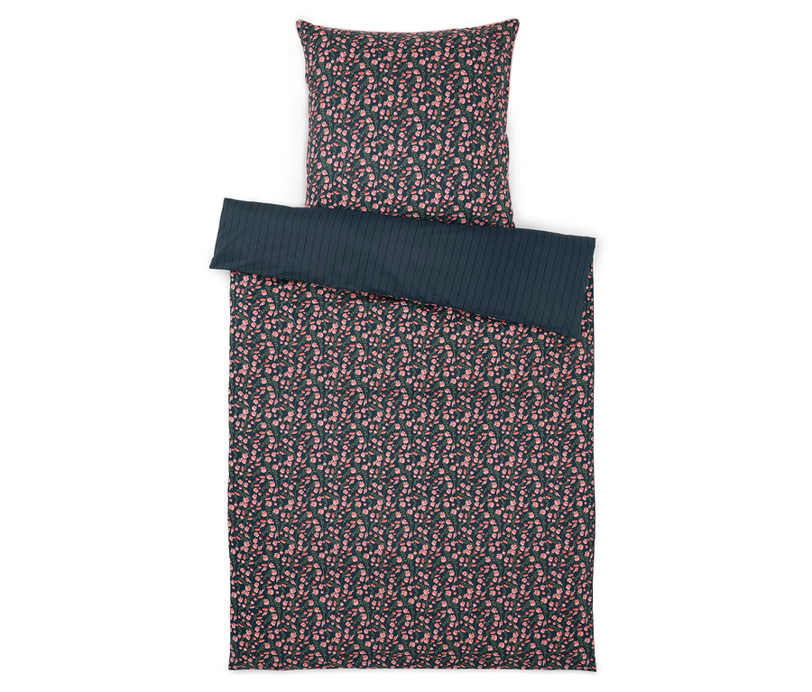 Parure de lit à motif floral avec couvre-lit rayé uni sur fond blanc.