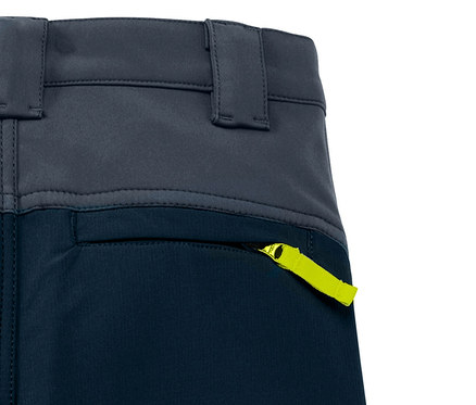 Détail d'un pantalon bleu avec une fermeture éclair jaune sur la poche.