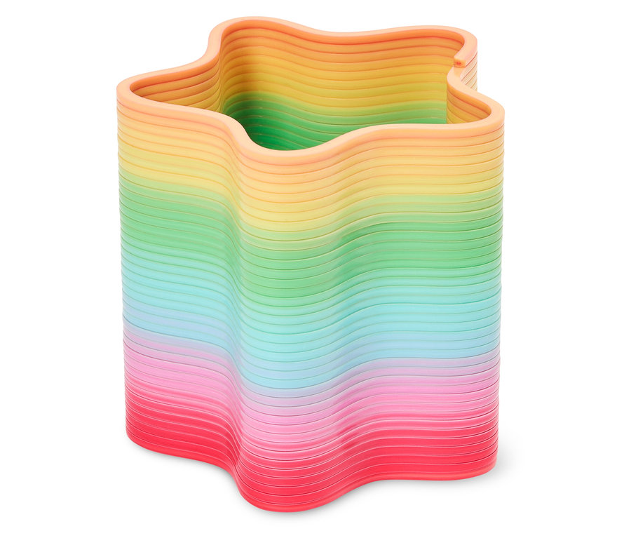 Un pot à crayons en forme d'étoile aux couleurs de l'arc-en-ciel repose sur une surface blanche.