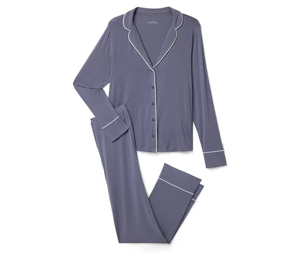 Un pyjama bleu marine avec des passepoils blancs, composé d'un haut boutonné et d'un pantalon.