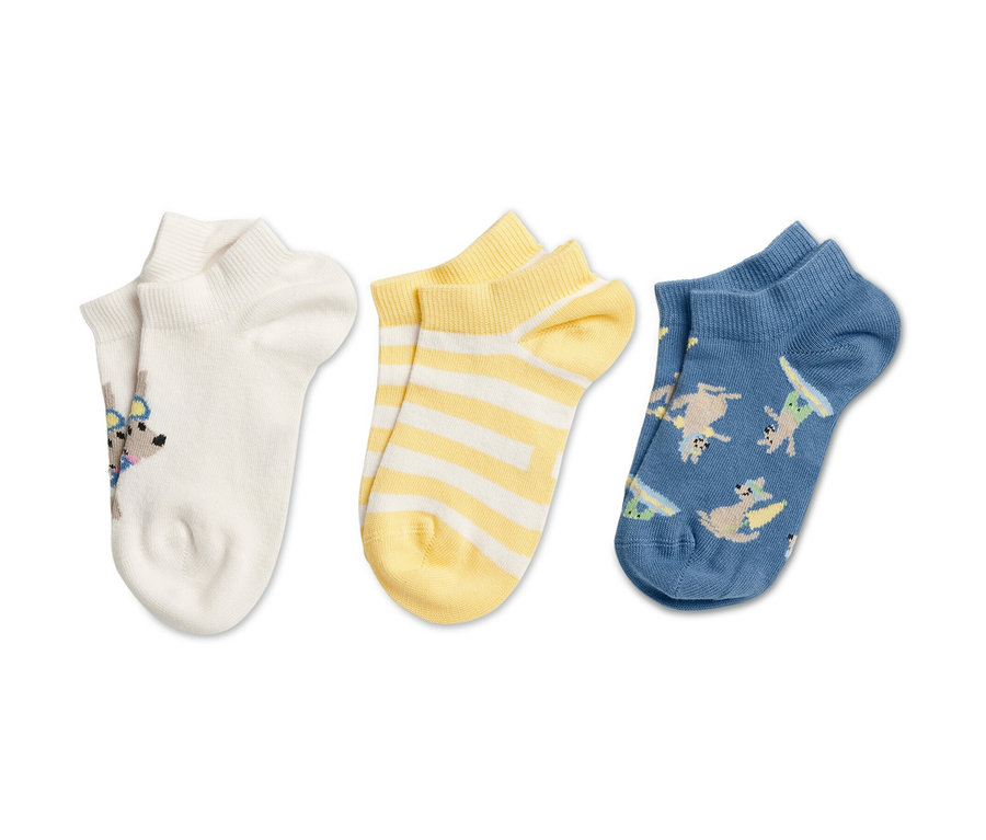 Trois paires de chaussettes de basket pour enfants avec différents motifs : kangourou, rayures jaunes et bleues avec des kangourous.