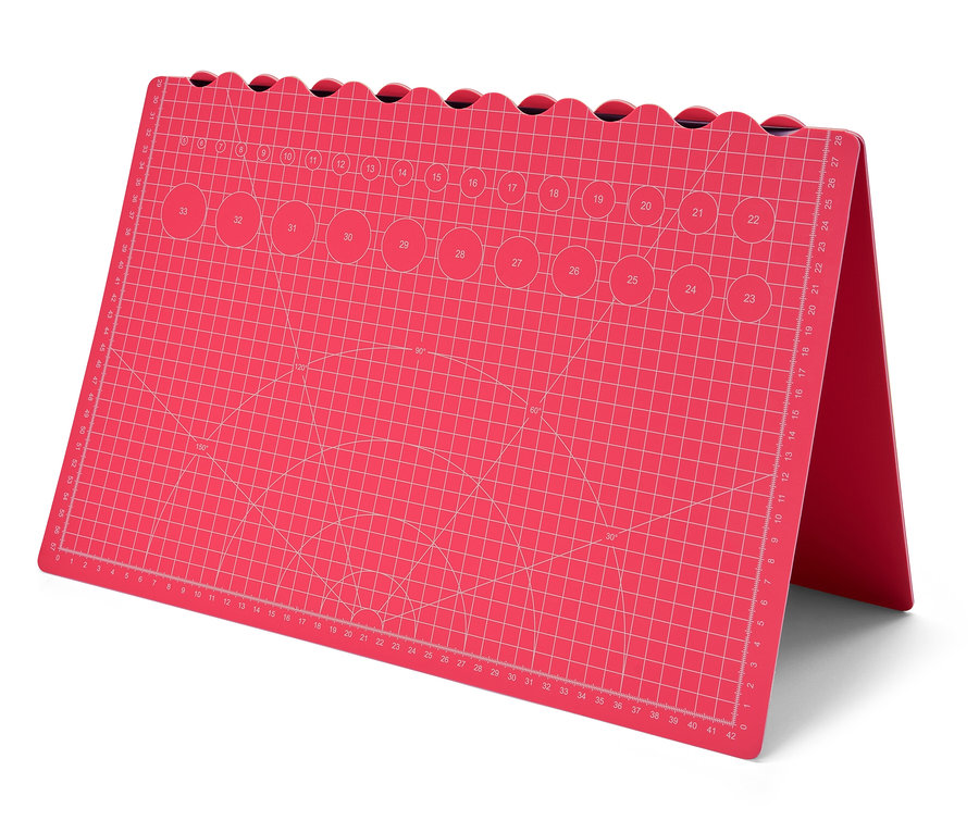 Un tapis de découpe et de bricolage pliable rouge.