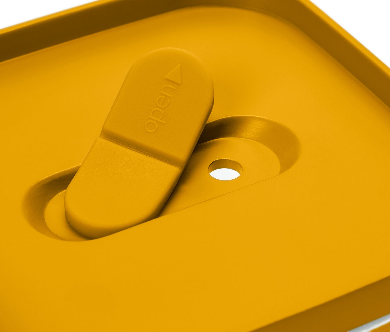 Gros plan sur un cube de conservation jaune avec fermeture.