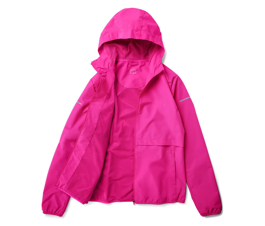 Une veste à capuche rose ouverte est posée sur un fond blanc.