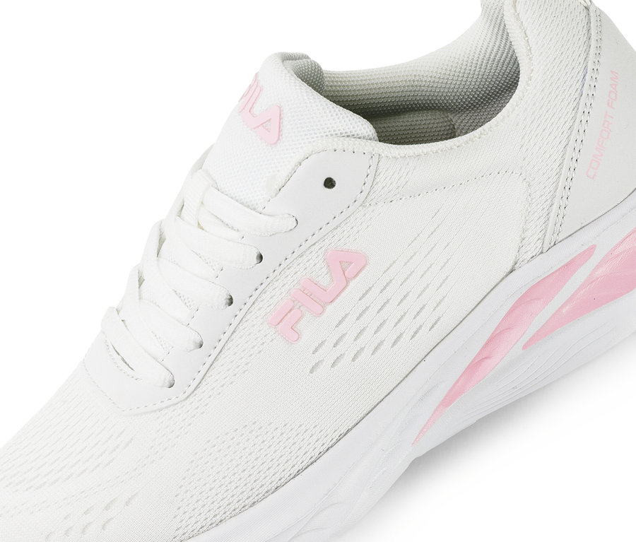 Gros plan d'une basket FILA Specctris blanche pour femme.