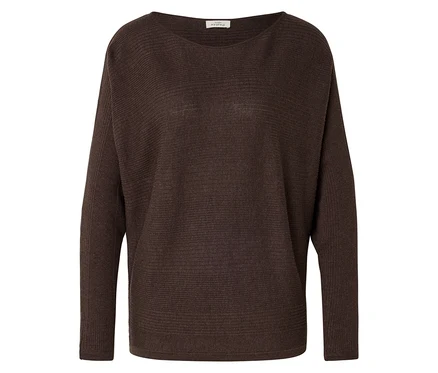 Un pull marron côtelé à manches longues est posé sur une surface blanche.