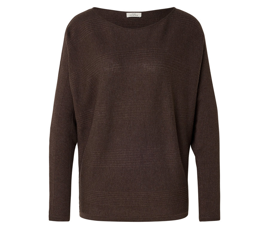 Un pull marron côtelé à manches longues est posé sur une surface blanche.