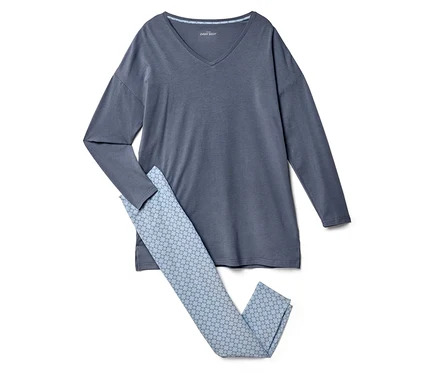 Un t-shirt gris à manches longues est posé à côté d'un pantalon bleu clair à motifs géométriques.