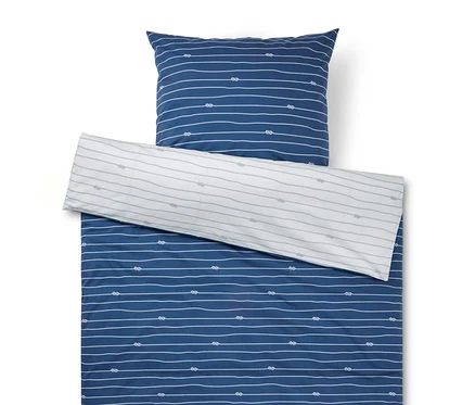 Vue de dessus d'un ensemble de literie bleu avec des rayures blanches et un motif de nœuds, comprenant une taie d'oreiller et une housse de couette.