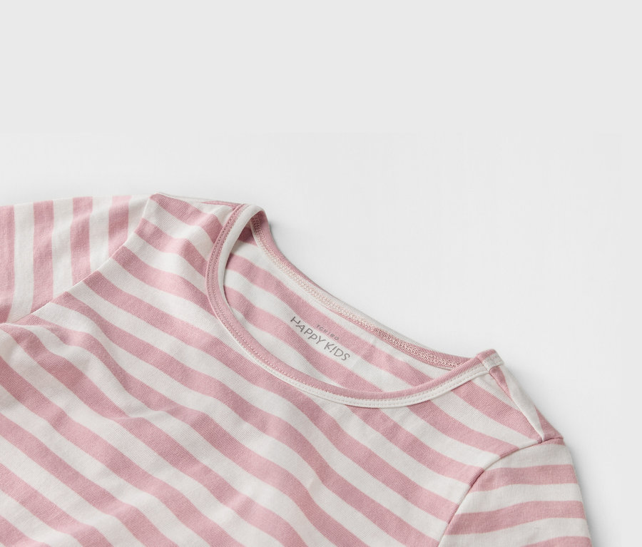 Gros plan sur un t-shirt rayé rose et blanc avec l'inscription "HAPPY KIDS" sur le col.