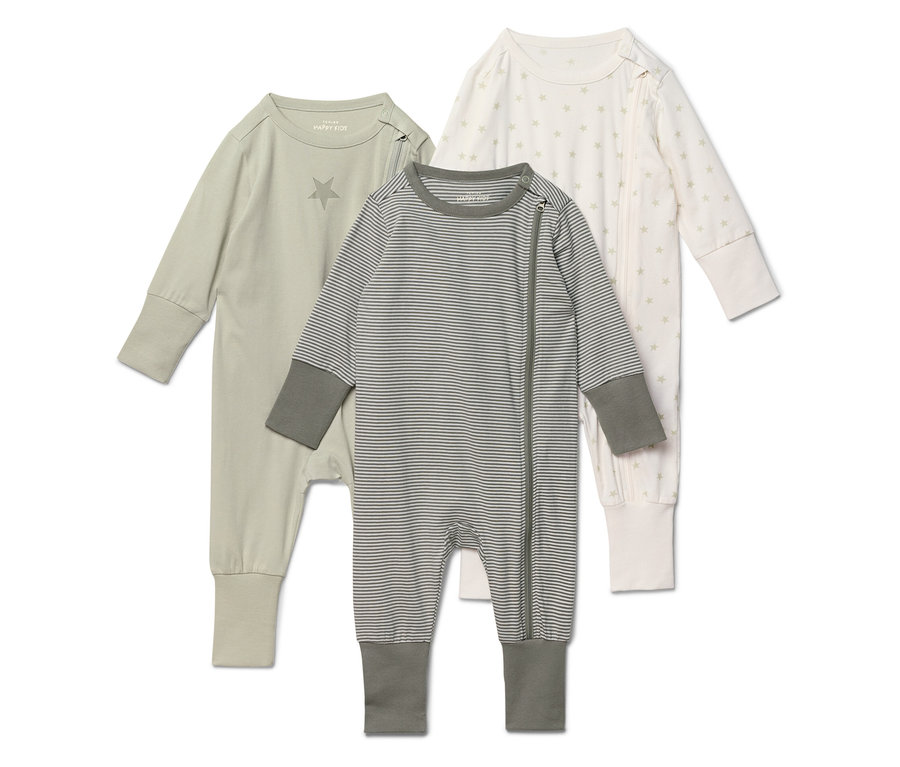 Trois pyjamas pour bébé : vert clair uni avec une étoile, rayé avec une fermeture éclair et blanc avec un motif d'étoiles.