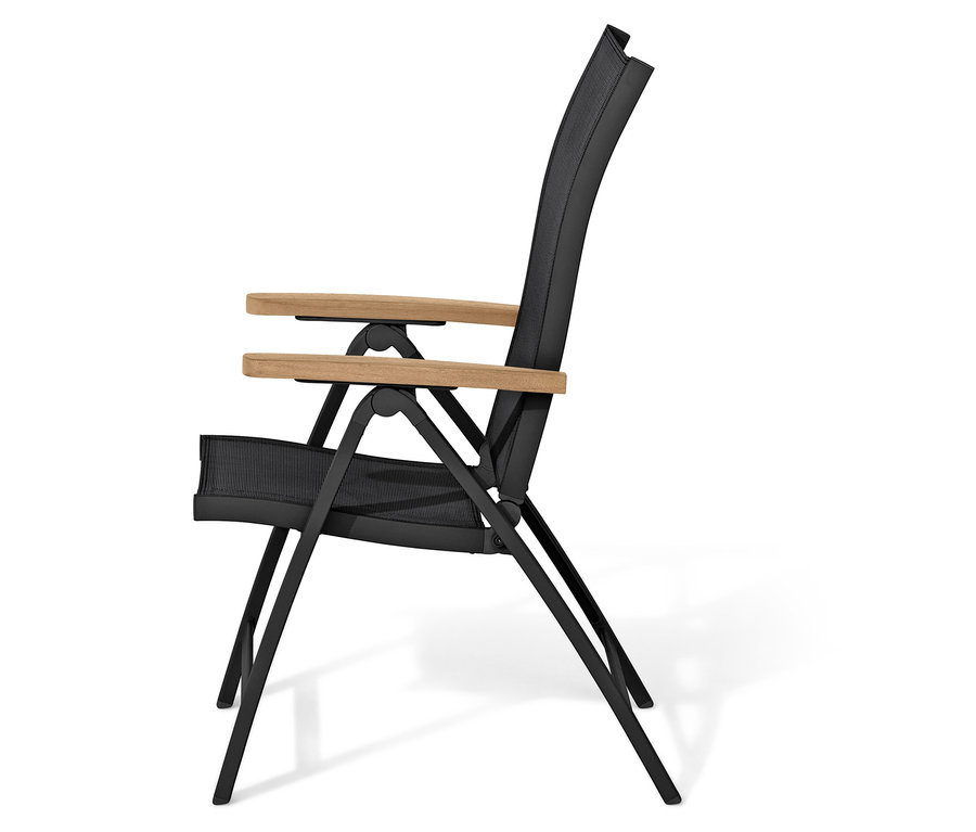 Vue latérale d'une chaise pliante noire avec accoudoirs en bois.