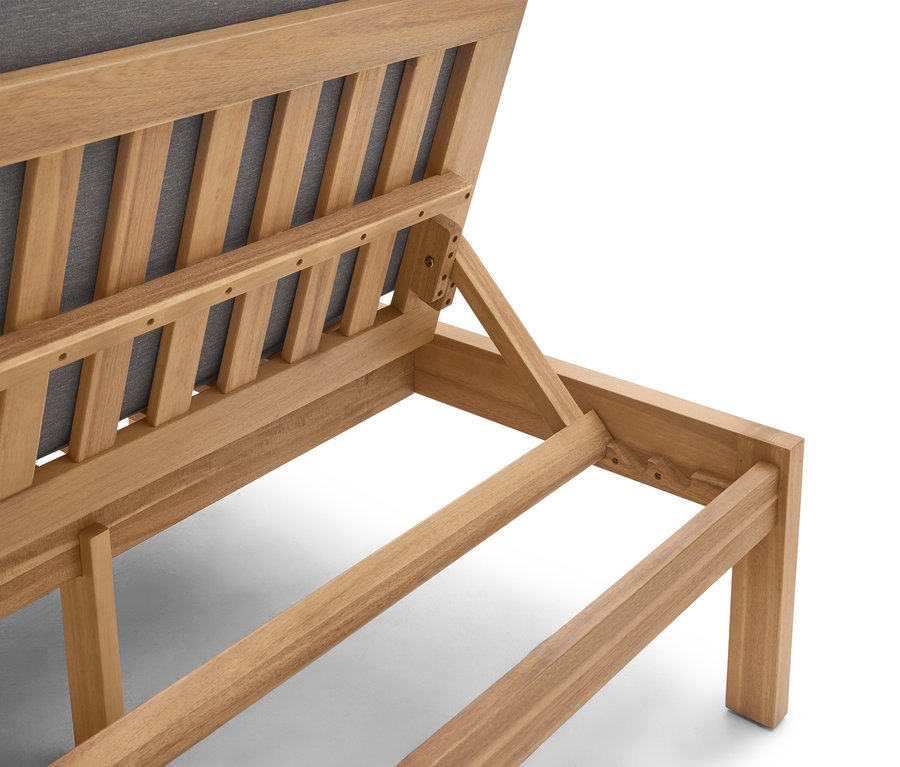 Vue détaillée d'une chaise longue de jardin en bois avec un rembourrage gris.