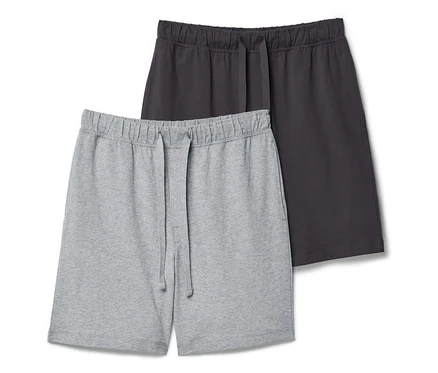 Deux shorts de survêtement, un gris clair et un gris foncé, sont posés l'un sur l'autre.