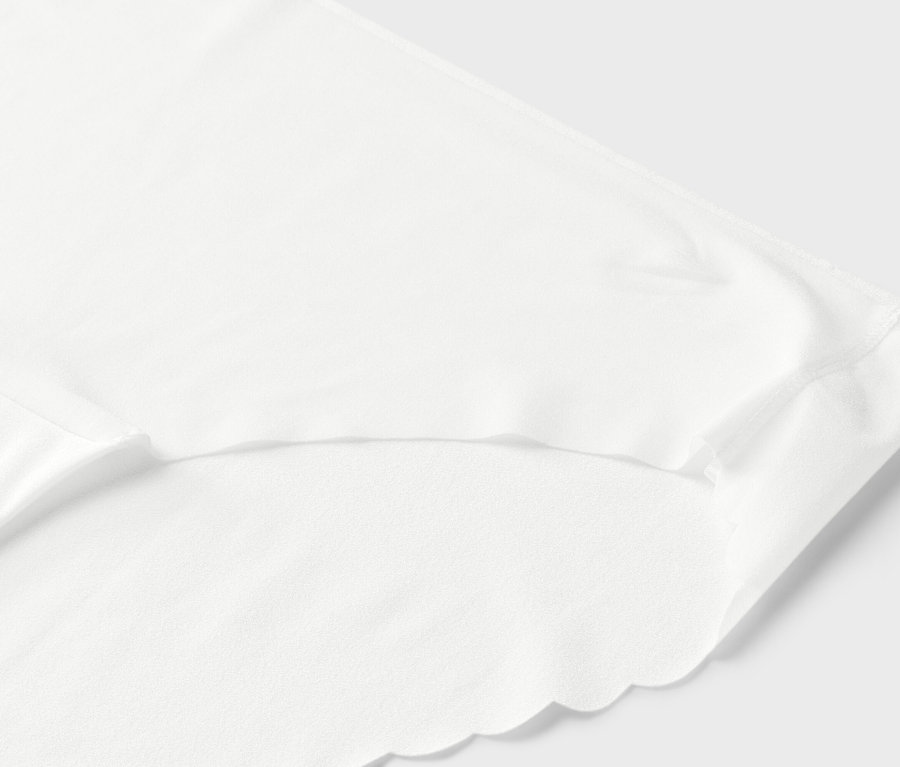 Gros plan sur une culotte blanche pour femmes avec un ourlet ondulé.