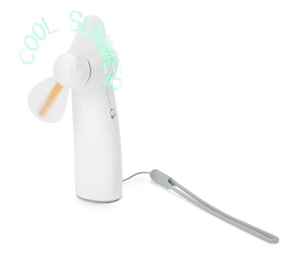 Un ventilateur portable blanc avec des pales transparentes et une dragonne grise repose sur une surface blanche.