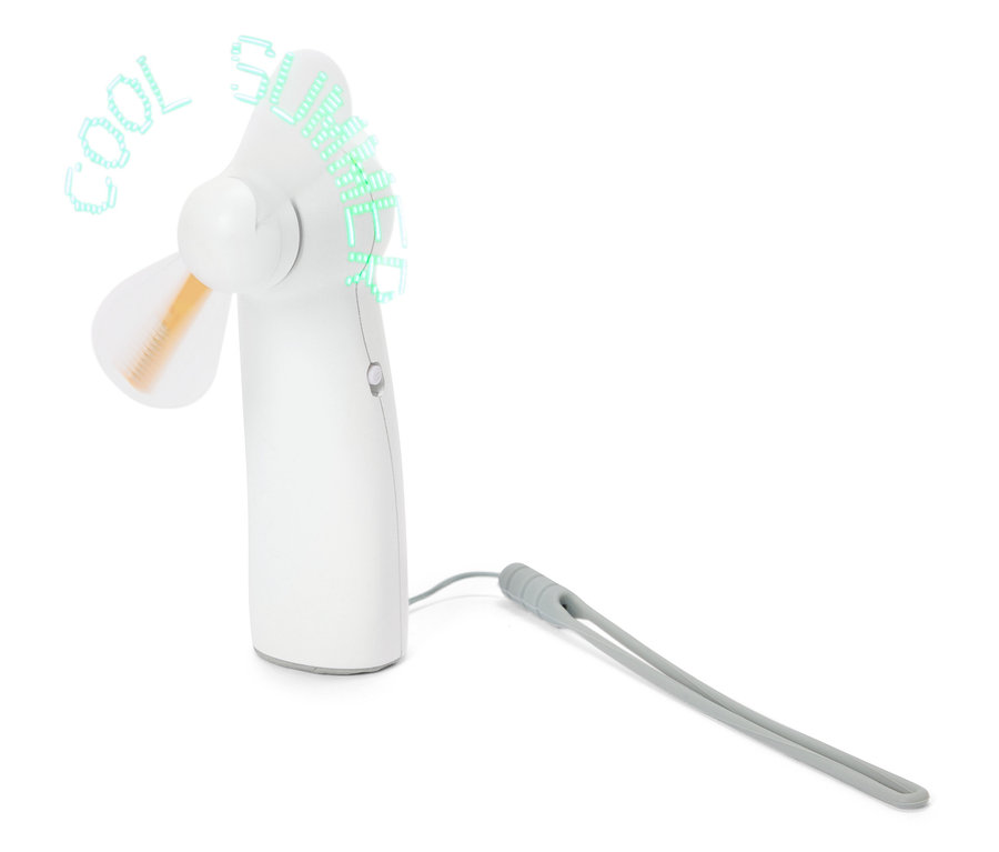 Un ventilateur portable blanc avec des pales transparentes et une dragonne grise repose sur une surface blanche.