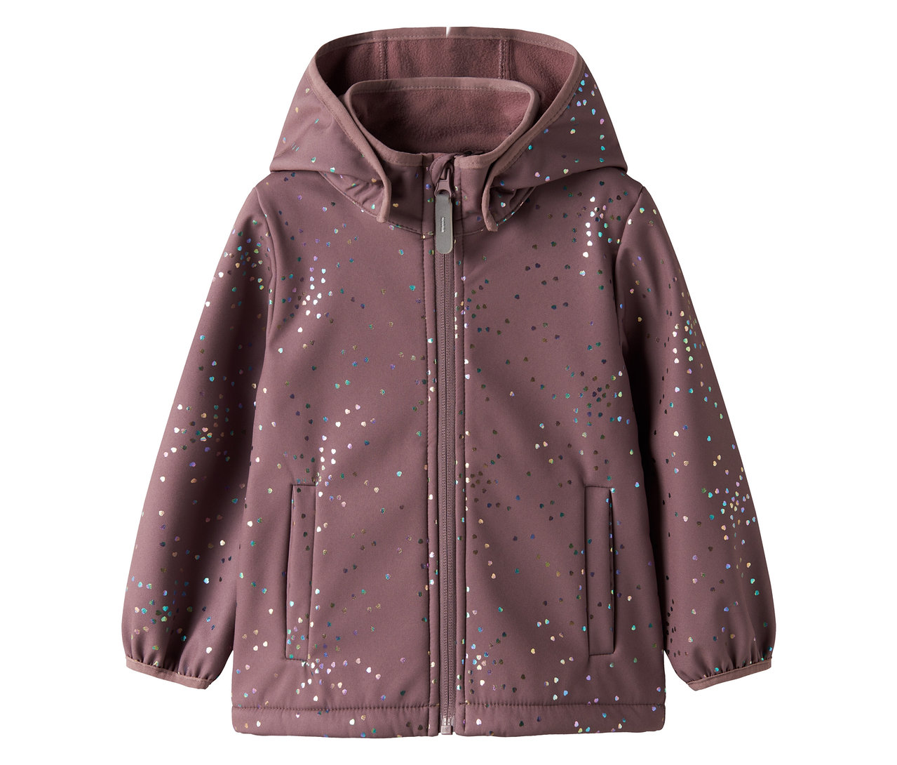La veste en softshell pour enfant NAME IT violette a une capuche et des motifs de cœurs colorés.