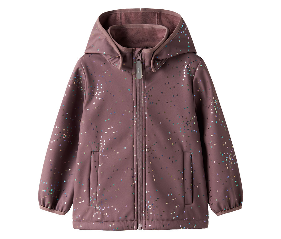 La veste en softshell pour enfant NAME IT violette a une capuche et des motifs de cœurs colorés.