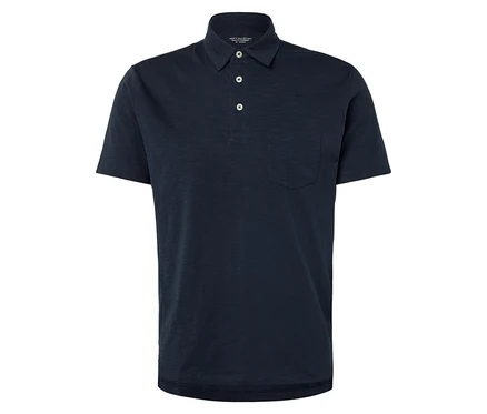 Polo bleu marine avec trois boutons et une poche poitrine.