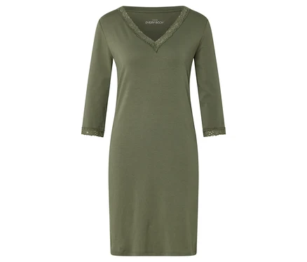 Une chemise de nuit verte à col en V et manches trois-quarts est posée à plat.