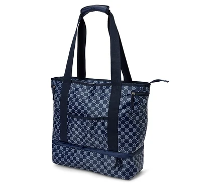 Un sac fourre-tout bleu marine avec un motif blanc, une fermeture éclair et des poignées sur un fond blanc.