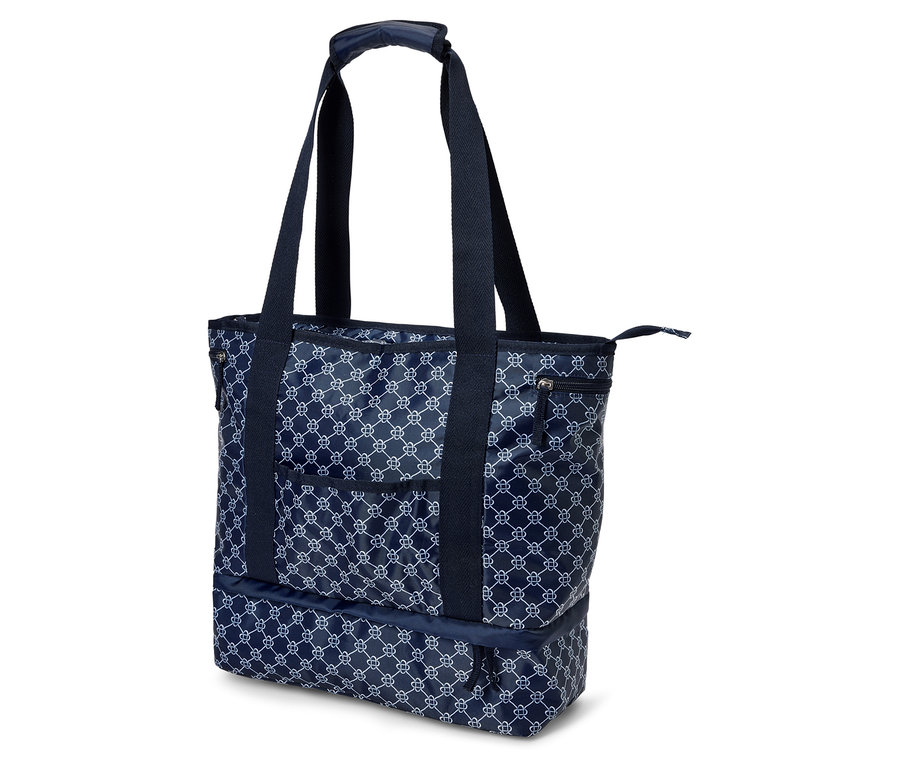 Un sac fourre-tout bleu marine avec un motif blanc, une fermeture éclair et des poignées sur un fond blanc.