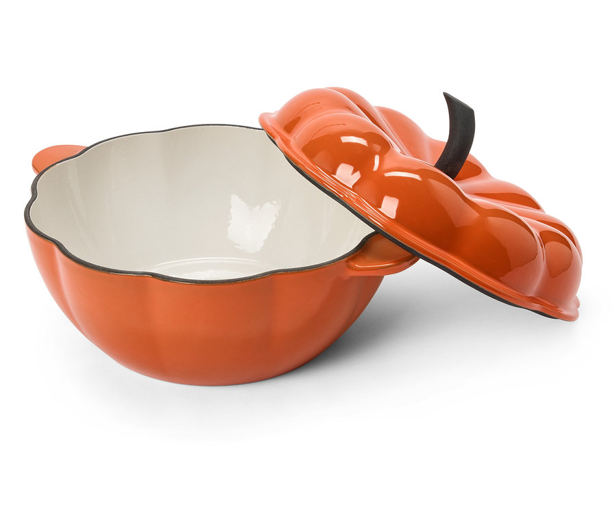 Une cocotte orange en forme de citrouille avec son couvercle sur un fond blanc.