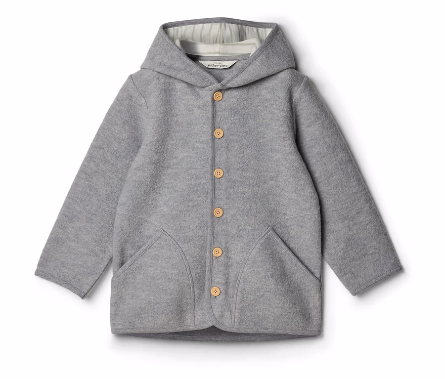 Veste grise à capuche pour enfant avec boutons en bois et deux poches.