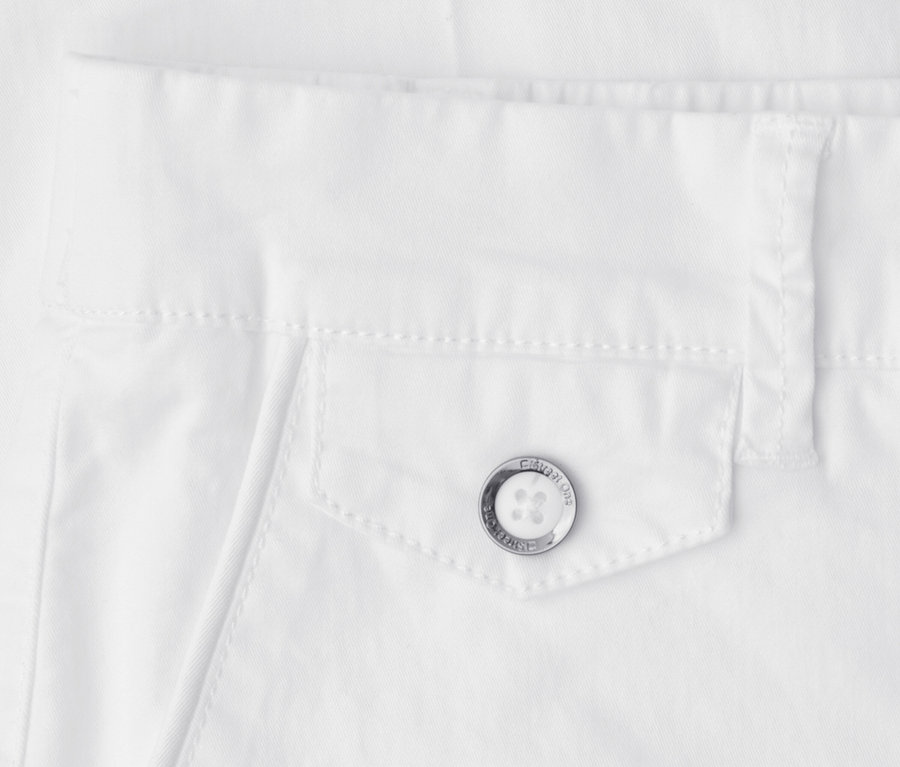 Gros plan d'un pantalon chino blanc Street One, montrant une poche à rabat avec un bouton argenté gravé « STREET ONE CASUAL WEAR » sous la ceinture.
