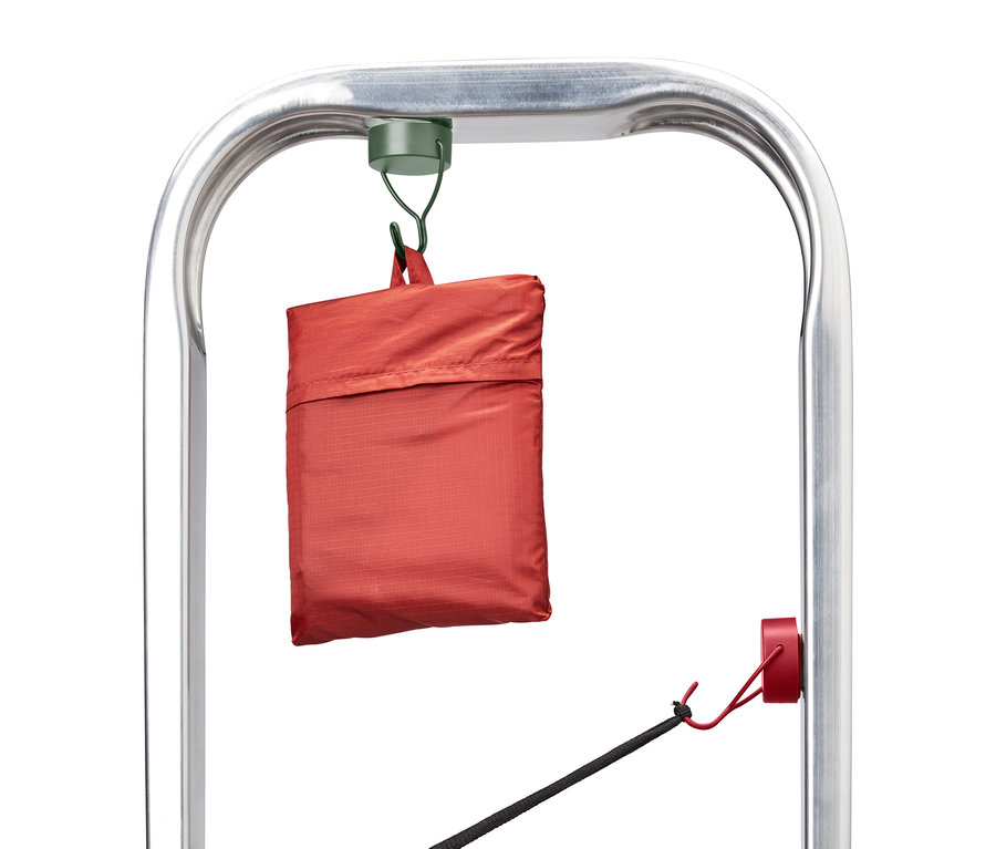 Un sac orange suspendu à un cadre métallique argenté.