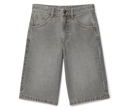 Un short en jean gris posé sur un fond blanc.