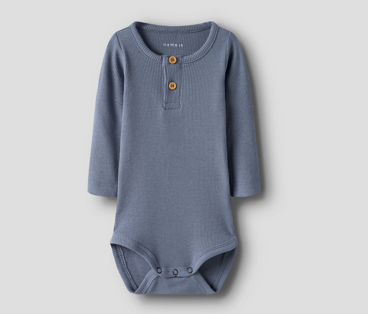 Un seul body NAME IT bleu clair côtelé à manches longues et deux boutons pour bébé.