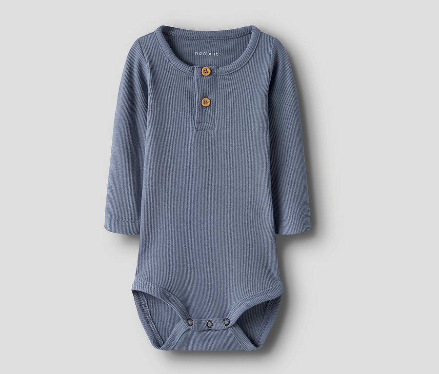 Un seul body NAME IT bleu clair côtelé à manches longues et deux boutons pour bébé.