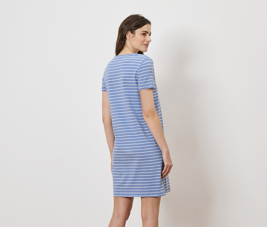 Femme portant une robe t-shirt rayée bleu et blanc.