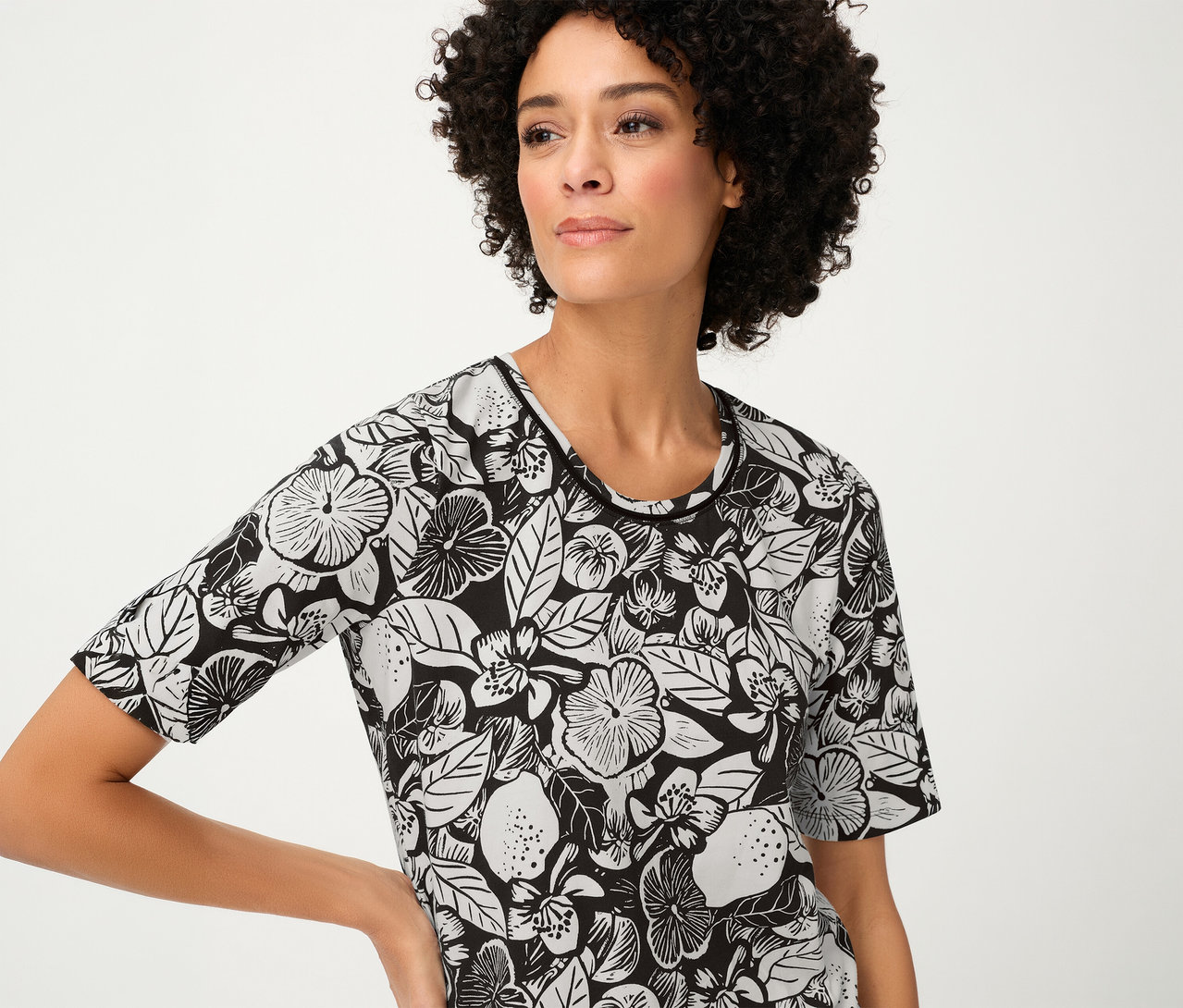 Femme portant un T-shirt Olsen à motifs noirs et blancs.