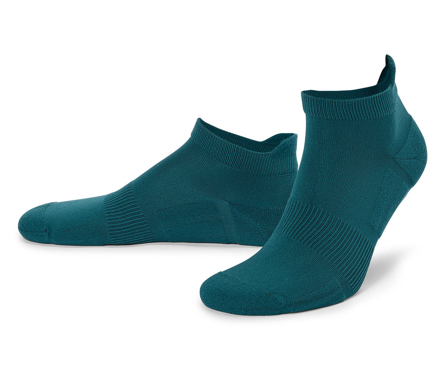 Deux chaussettes turquoise posées sur un fond blanc.